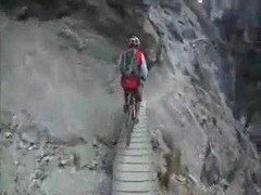 Thót tim xem đạp xe trên vách đá dựng đứng