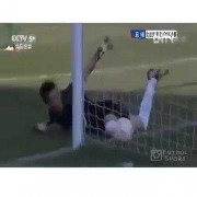 Clip: Thủ môn phá bóng hụt hài vỡ bụng