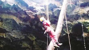 'Độn thổ' vào động núi lửa lớn nhất Đông Nam Á