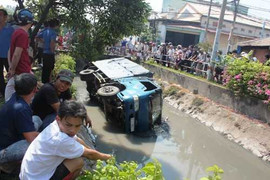 Xe tải húc bay dải phân cách, lao thẳng xuống kênh