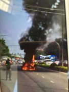 Xe dẫn đoàn đua cháy nổ, 1 người bị thương