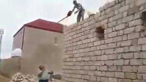 Cách chuyển vữa độc đáo của 2 anh thợ xây