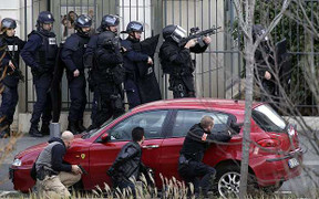 Pháp lại báo động vì vụ bắt cóc con tin ở ngoại ô Paris