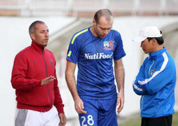 Bầu Đức cắn răng phá nguyên tắc tìm Tây đá cặp với Công Phượng