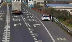 Xe tải đang chạy văng bánh húc một người xuống vực