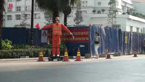 Video: Robot điều khiển giao thông trên đường phố Sài Gòn