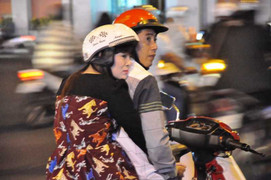 Sài Gòn 'lạnh như mùa đông', người dân co ro xuống phố