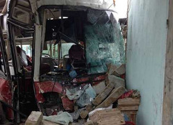 Xe giường nằm đối đầu xe tải, 4 người bị thương