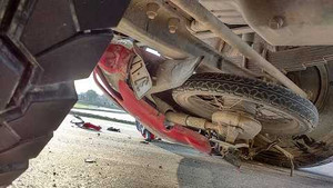Sang đường, xe tải cán nát xe máy dưới gầm