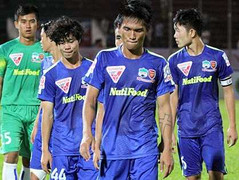 Sao HAGL liên tiếp bị đánh cùi chỏ vào mặt