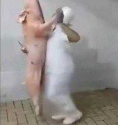 Kỳ dị người đàn ông khiêu vũ với xác lợn trong lò mổ