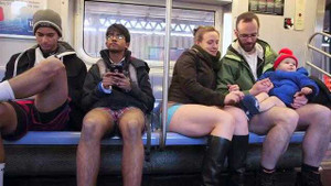 Video: Hàng ngàn người cởi bỏ quần dài đi tàu điện ngầm