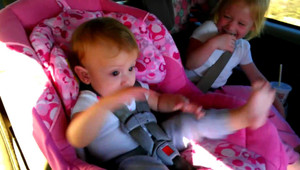 Em bé nhún nhảy theo nhạc Gangnam Style ai thấy cũng yêu