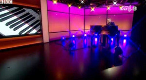 Nghệ sĩ piano chỉ có một tay chơi nhạc mê hoặc lòng người