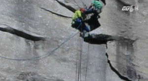 Tay không chinh phục ngọn núi khó leo nhất thế giới