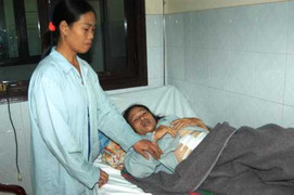 Bênh mẹ, chồng dùng búa đánh vợ vỡ lá lách