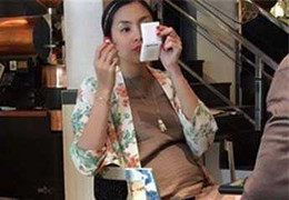 Tăng Thanh Hà bụng bầu rạng rỡ cà phê với bạn bè