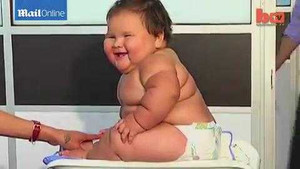 Clip: Bé 10 tháng tuổi tăng cân nhanh dị thường