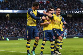 Arsenal may mắn được hưởng phạt đền