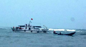 Sóng đánh chìm tàu, 7 ngư dân bơi vào bờ thoát nạn