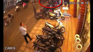 Clip: 'Tương kế tựu kế' lừa bảo vệ, trộm xe trong 8 giây