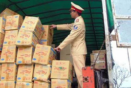 CSGT bắt 560 chai rượu whisky, 1.390 bao thuốc lá lậu