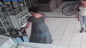 Một phụ nữ trộm TV giấu dưới váy bị camera ghi lại