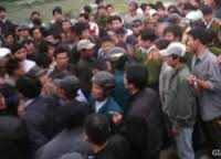 Truy tìm nhóm côn đồ chặn đường, giải vây cho xe quá tải