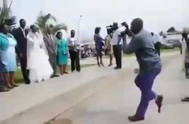 Cười té ghế với 'phó nháy' vừa chụp ảnh vừa uốn éo