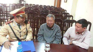CSGT Hà Nội đưa cụ già lạc đường về nhà