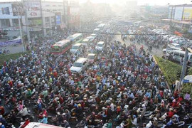 Vì sao biển người 'chôn chân' ở cửa ngõ TP.HCM?