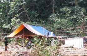 Thi thể người đàn ông với 5 vết thủng bất thường trên ngực