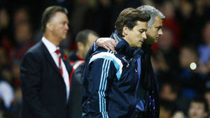 Mourinho ghét yên ổn, tạo kẻ thù chung cho Chelsea