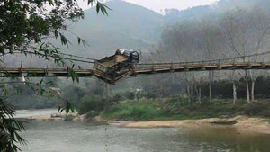 Thót tim nhìn xe tải mắc lơ lửng giữa cầu treo