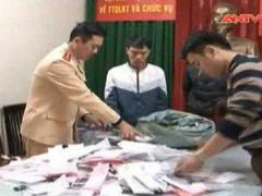 Gần 1.000 điện thoại lậu nằm dưới gầm xe container