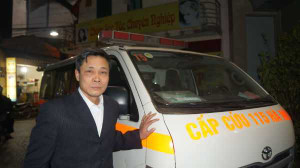 Bệnh nhân đau đớn trên xe cứu thương, người đi xe quyết không nhường đường