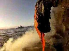 Clip cận cảnh dung nham trào xuống biển