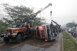 Container lật ngang trong khu công nghiệp