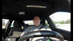 Clip: Cảnh sát hát nhép hit của Taylor Swift gây sốt