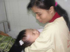 ‘Mẹ ơi cứu con! Manh quần con chẳng còn, tấm áo thì không’!