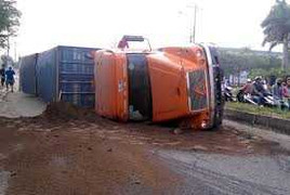 Nổ lốp khi đang chạy, xe container lật ngang