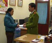 Người phụ nữ có hoàn cảnh éo le nhận lại 20 triệu đồng bị lừa đảo