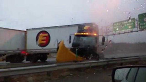 Tài xế thản nhiên quay phim khi cái chết cận kề