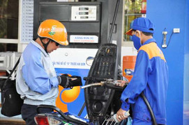 Giá xăng tiếp tục giảm sốc