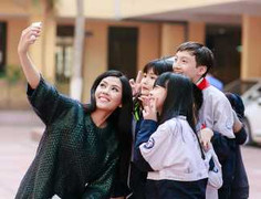 Top 25 Hoa hậu thế giới Nguyễn Thị Loan quyên góp sách cho học trò nghèo