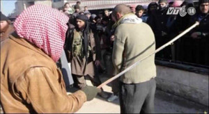 Clip: IS dùng roi tra tấn nhạc sĩ chơi đàn điện tử, giết người xem đá bóng