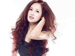 Mai Phương Thúy làm xiêu lòng người đối diện bằng vẻ quyến rũ