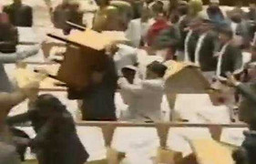 Clip: Nghị sĩ Nepal ném ghế vào chủ tịch quốc hội