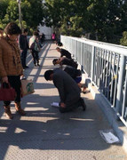 Nam nhân viên mặc quần áo bảnh bao quỳ gối trên cầu gây xôn xao cộng đồng mạng