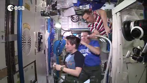 Video: Cắt tóc ngoài vũ trụ